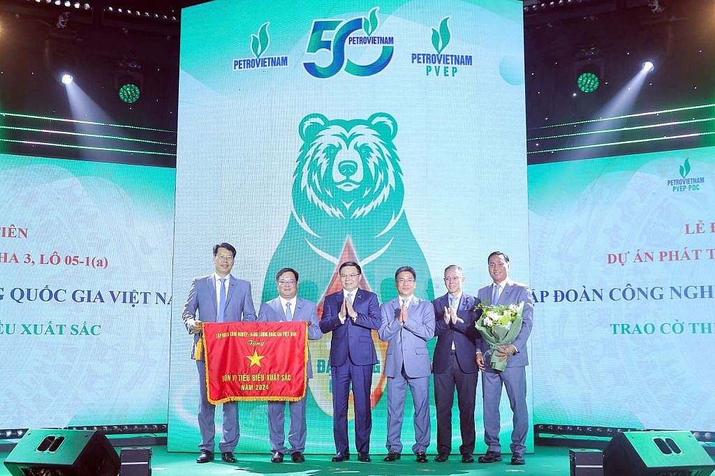 Chủ tịch HĐTV Petrovietnam Lê Mạnh Hùng tặng thưởng Đơn vị tiêu biểu xuất sắc cho PVEP POC