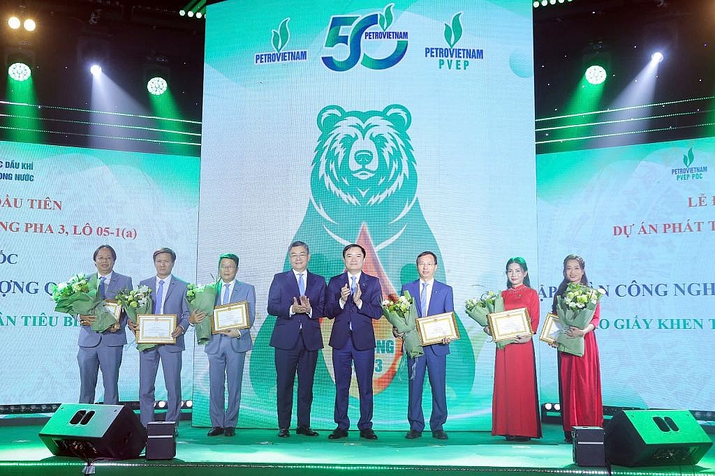 Tổng giám đốc Petrovietnam Lê Ngọc Sơn và Phó Tổng giám đốc Lê Mạnh Cường trao tặng bằng khen cho các cá nhân xuất sắc