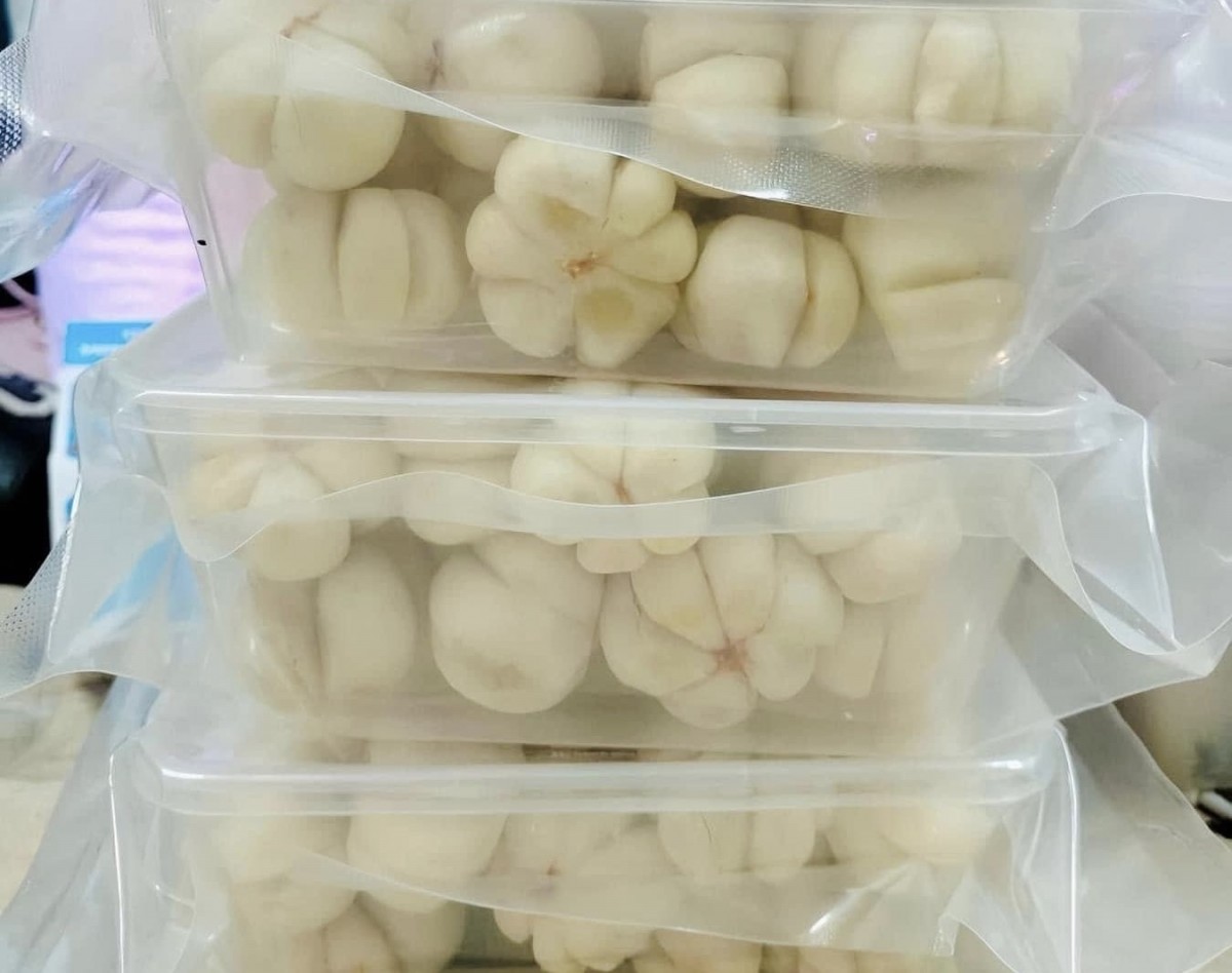 Phần ruột sau khi tách phải ngâm trong nước đá để giữ độ trắng giòn, rồi ngâm giấm đường hoặc chanh để tránh thâm đen