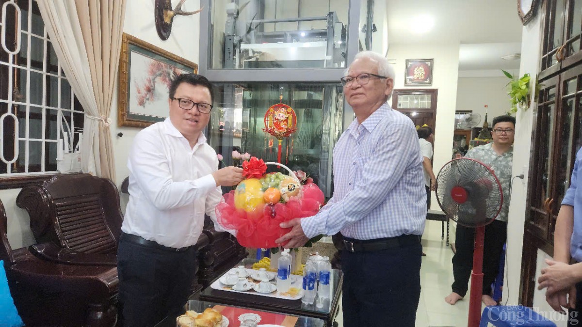 Chủ tịch Hội nhà báo Việt Nam thăm các nhà báo lão Chủ tịch Hội nhà báo Việt Nam thăm các nhà báo lão