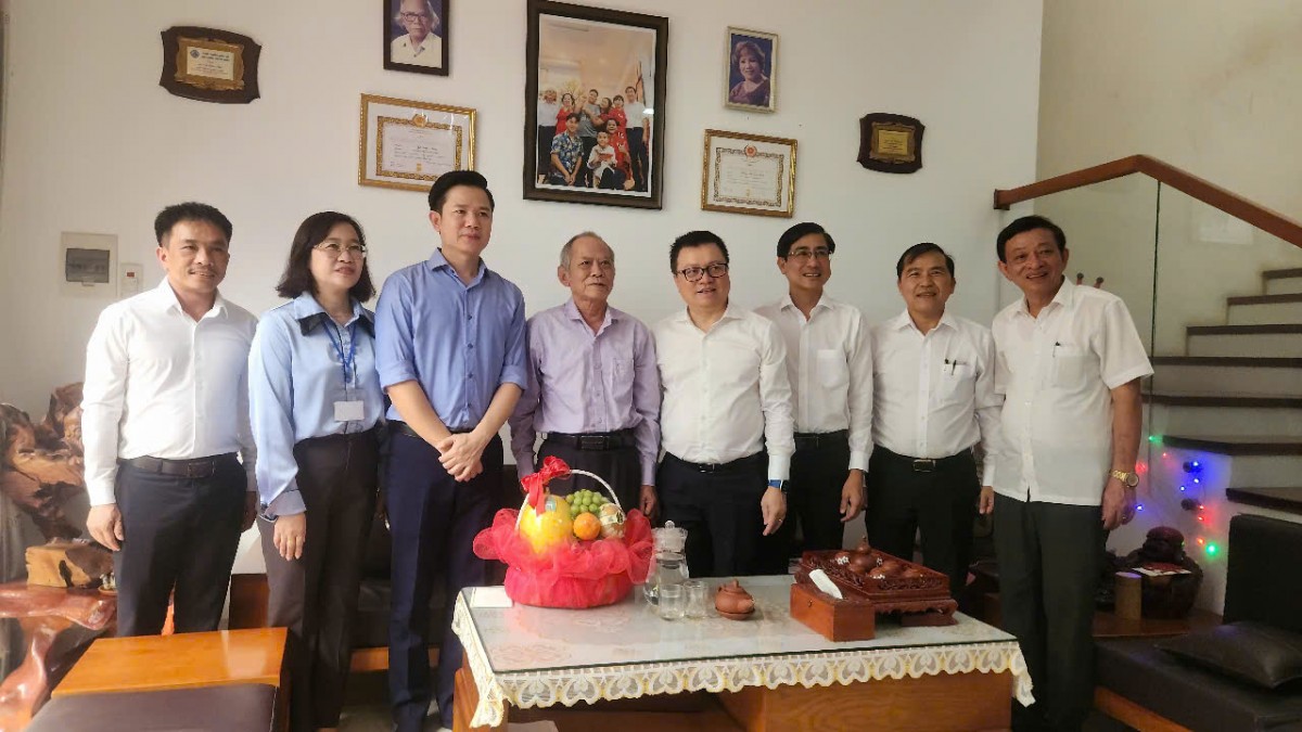 Chủ tịch Hội nhà báo Việt Nam thăm các nhà báo lão Chủ tịch Hội nhà báo Việt Nam thăm các nhà báo lão