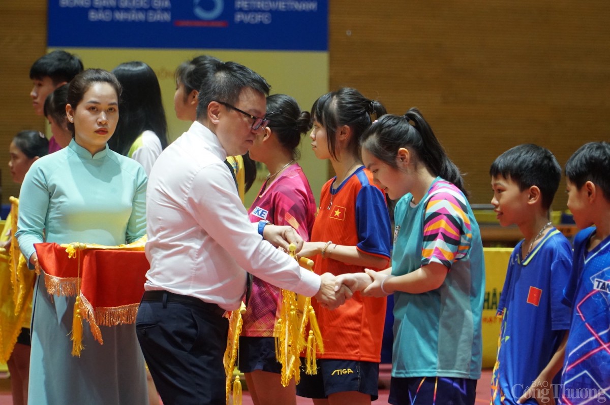 Ban Tổ chức trao kỷ niệm chương và Cờ lưu niệm cho các đoàn vận động viên và trọng tài