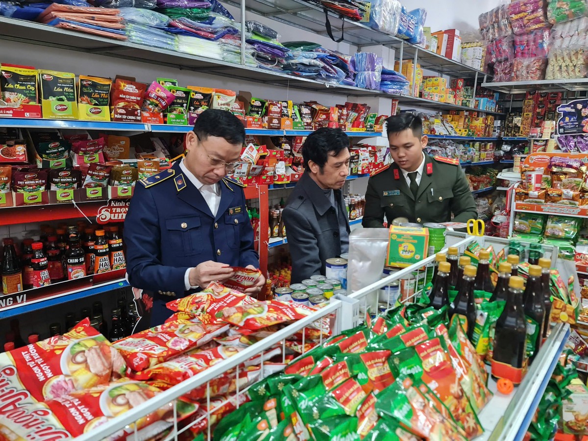 Thái Bình thành lập 3 đoàn kiểm tra liên ngành thực hiện cao điểm chống buôn lậu, gian lận thương mại, hàng giả, xâm phạm quyền sở hữu trí tuệ trên địa bàn tỉnh. Thái Bình thành lập 3 đoàn kiểm tra liên ngành thực hiện cao điểm chống buôn lậu, gian lận thương mại, hàng giả, xâm phạm quyền sở hữu trí tuệ trên địa bàn tỉnh.