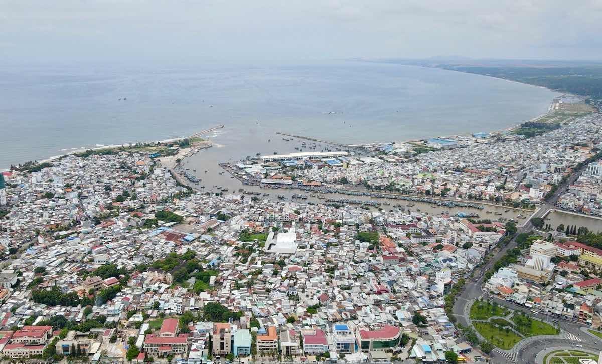 Một góc sông Cà Ty nhìn trên cao, dự kiến sẽ có cầu vượt sông Cà Ty khi thi công đường ven biển được lên phương án như trên. Ảnh: Duy Tuấn Một góc sông Cà Ty nhìn trên cao, dự kiến sẽ có cầu vượt sông Cà Ty khi thi công đường ven biển được lên phương án như trên. Ảnh: Duy Tuấn