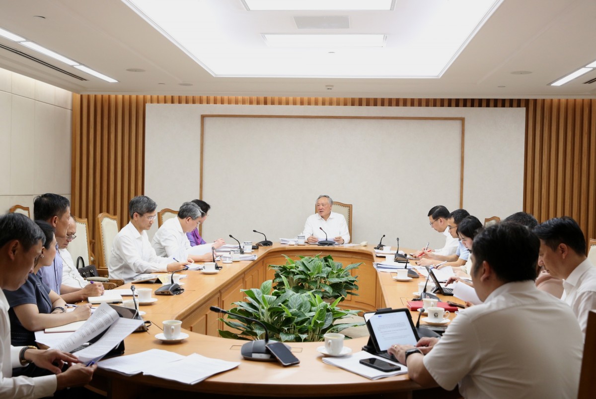 Phó Thủ tướng Thường trực Chính phủ Nguyễn Hòa Bình hoan nghênh Bộ Nội vụ đã có sự chuẩn bị chu đáo 2 dự thảo nghị định thuộc lĩnh vực của ngành - Ảnh: VGP/Nguyễn Hoàng Phó Thủ tướng Thường trực Chính phủ Nguyễn Hòa Bình hoan nghênh Bộ Nội vụ đã có sự chuẩn bị chu đáo 2 dự thảo nghị định thuộc lĩnh vực của ngành - Ảnh: VGP/Nguyễn Hoàng