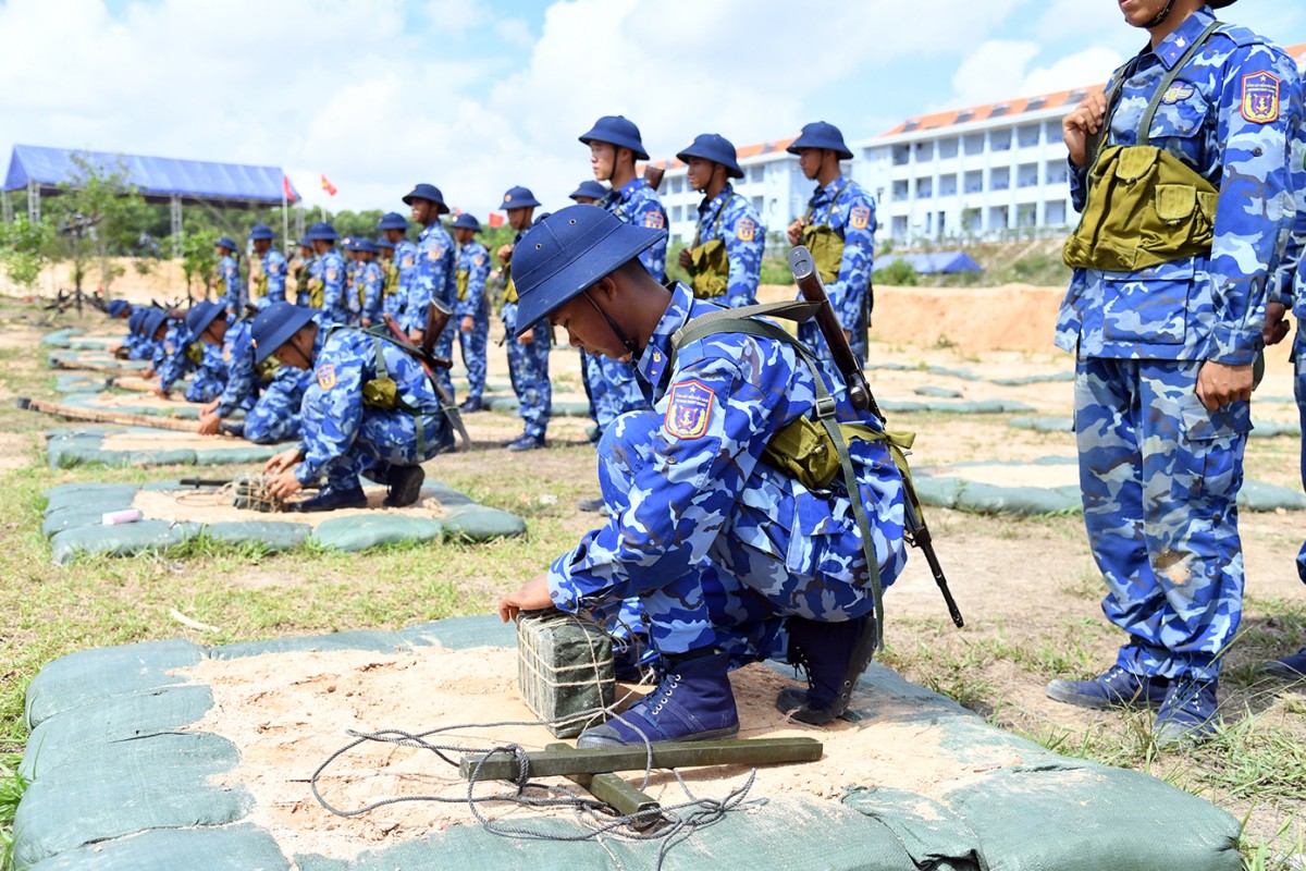 Gói bộc phá được các chiến sĩ chuẩn bị kỹ càng trước khi thực hiện nội dung đánh bộc phá