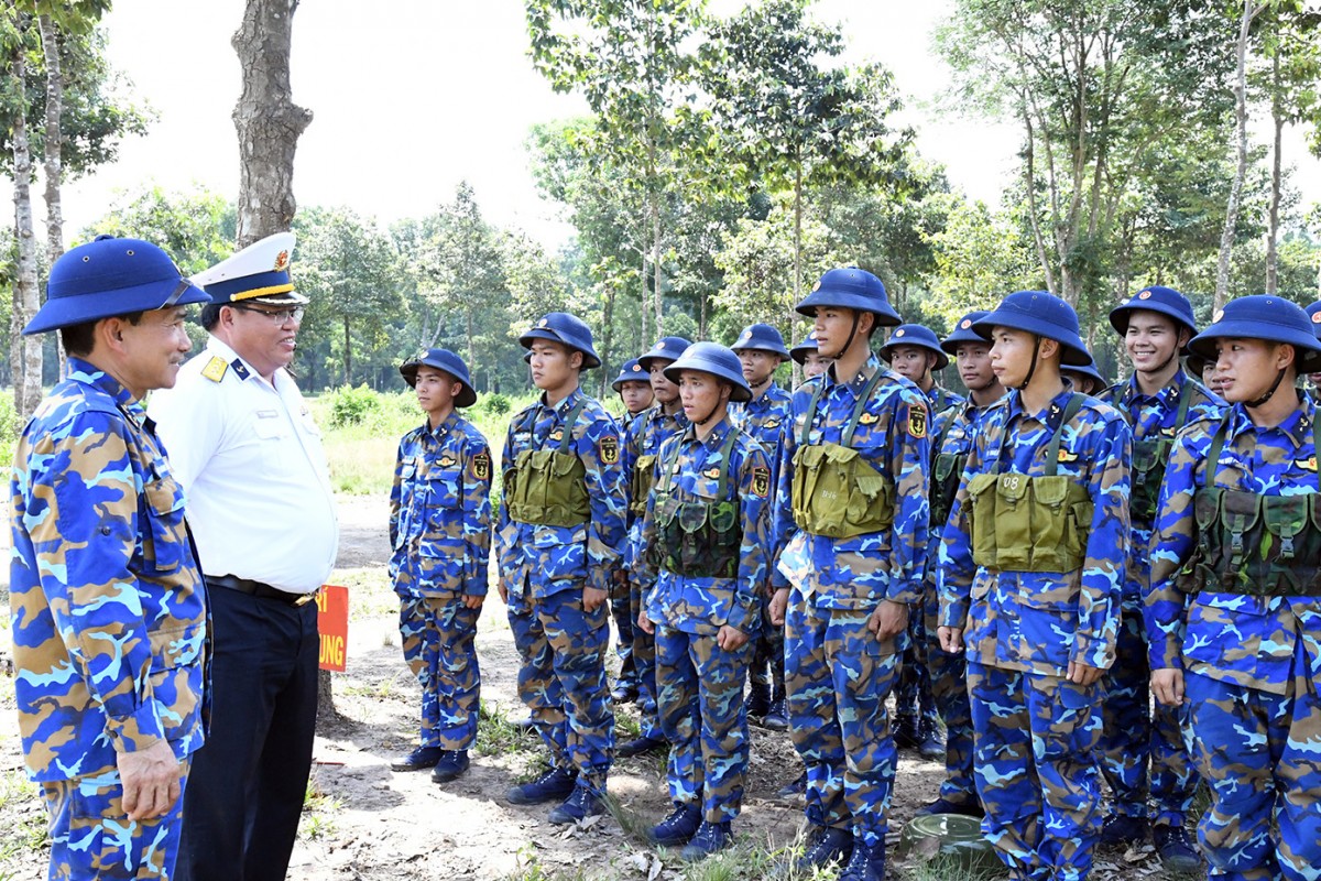 Thượng tá Triệu Thanh Tùng, Phó Tư lệnh Vùng thăm, động viên chiến sĩ