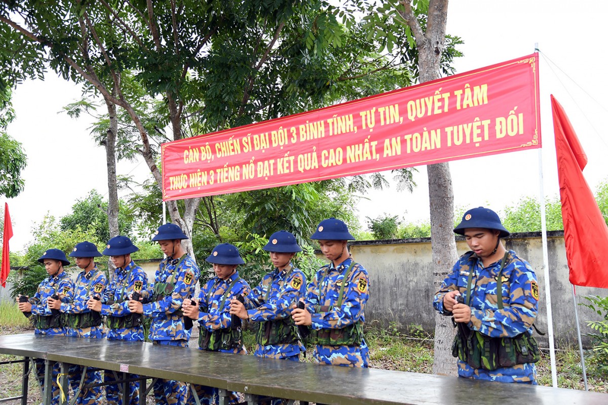 Từng động tác nạp đạn được thực hiện thuần thục, chính xác, sẵn sàng cho loạt bắn tiểu liên AK.
