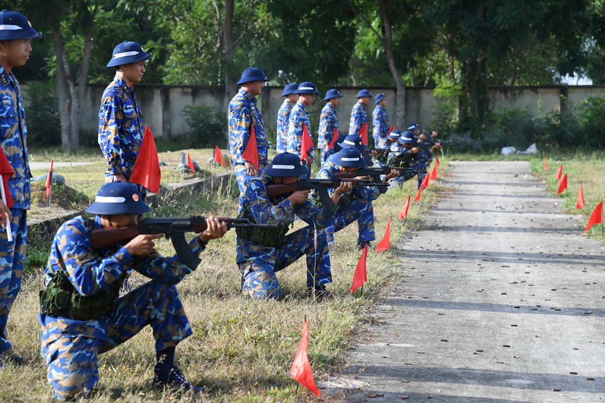 Loạt đạn đầu tiên được các chiến sĩ thực hiện một cách bài bản