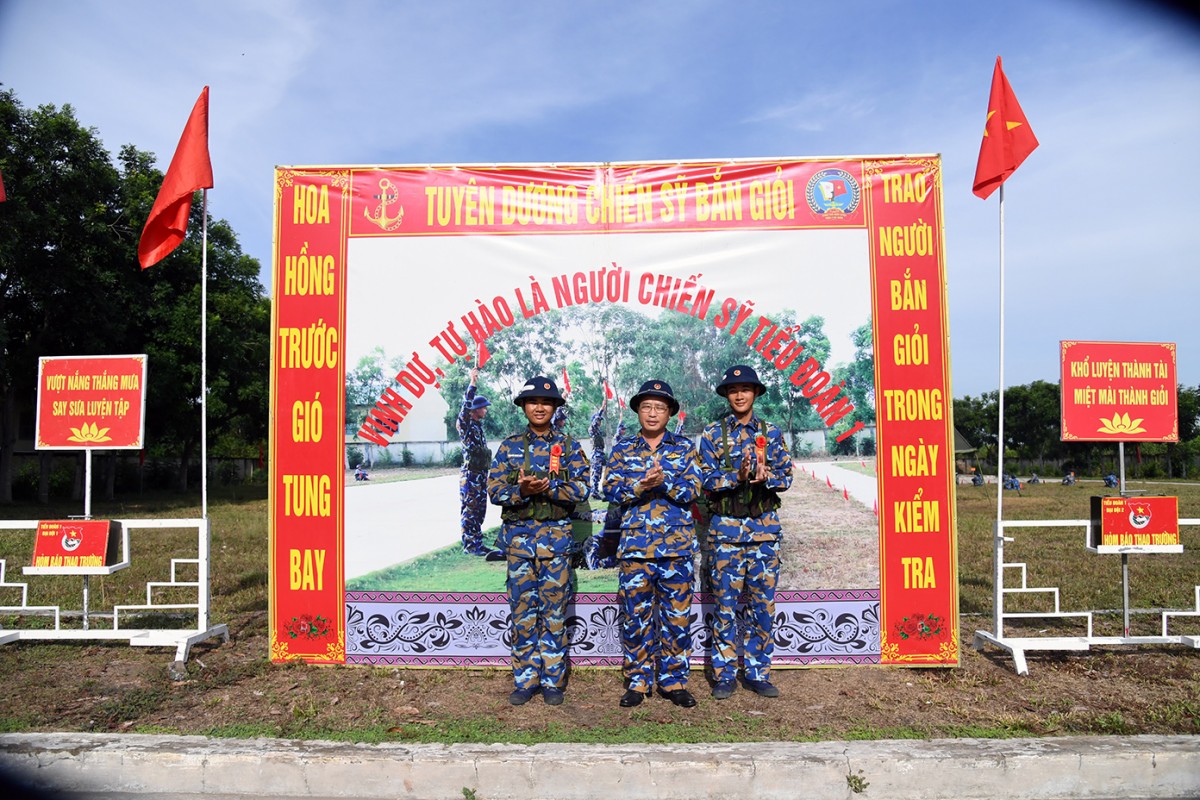 Những bông hoa bắn giỏi là sự ghi nhận cho kết quả xuất sắc của các chiến sĩ