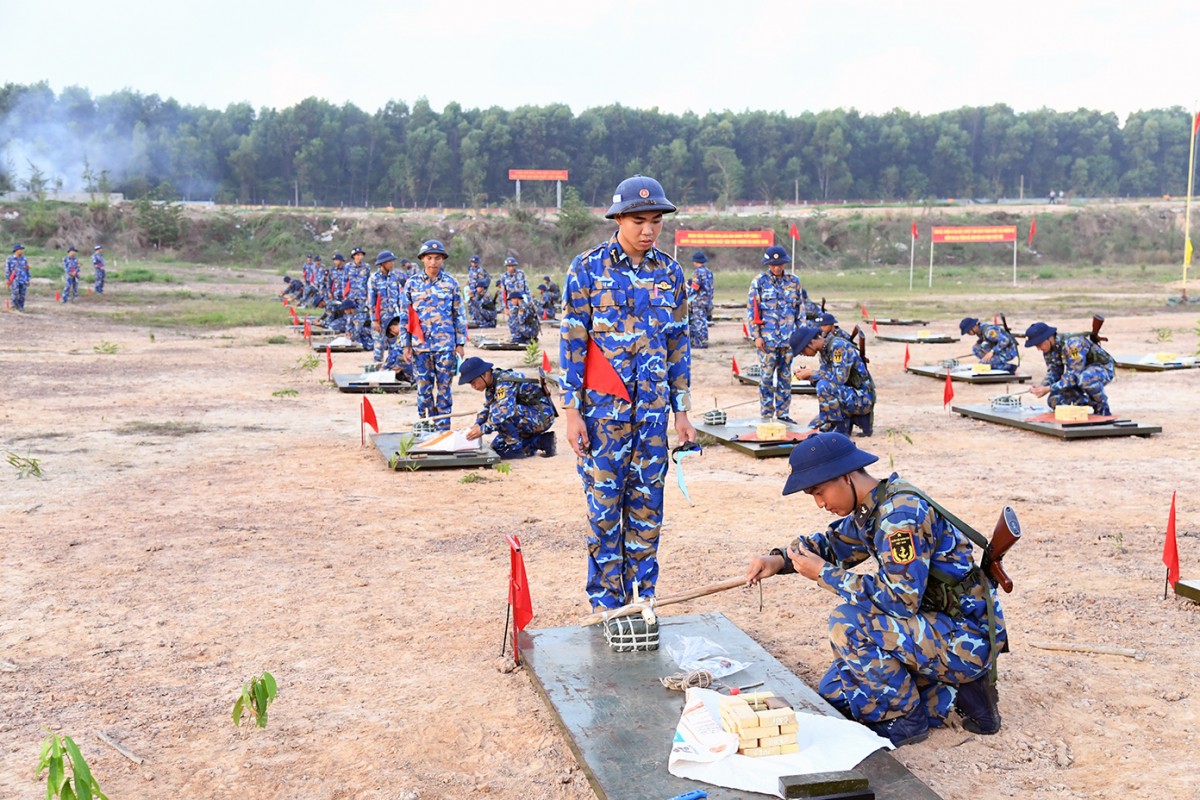 Trên thao trường đánh thuốc nổ, các chiến sĩ thực hiện động tác lắp kíp, nối dây, đo thời gian cháy, cách đặt khối nổ đúng quy cách