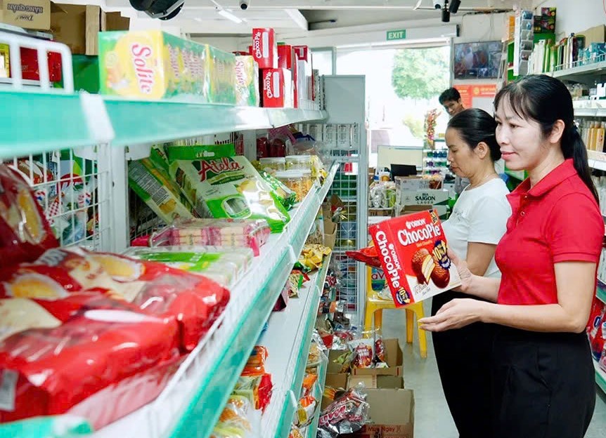 Cửa hàng tiện lợi đạt chuẩn nông thôn mới đáp ứng nhu cầu mua sắm an toàn, tiện lợi cho người dân. Ảnh: Lan Trang