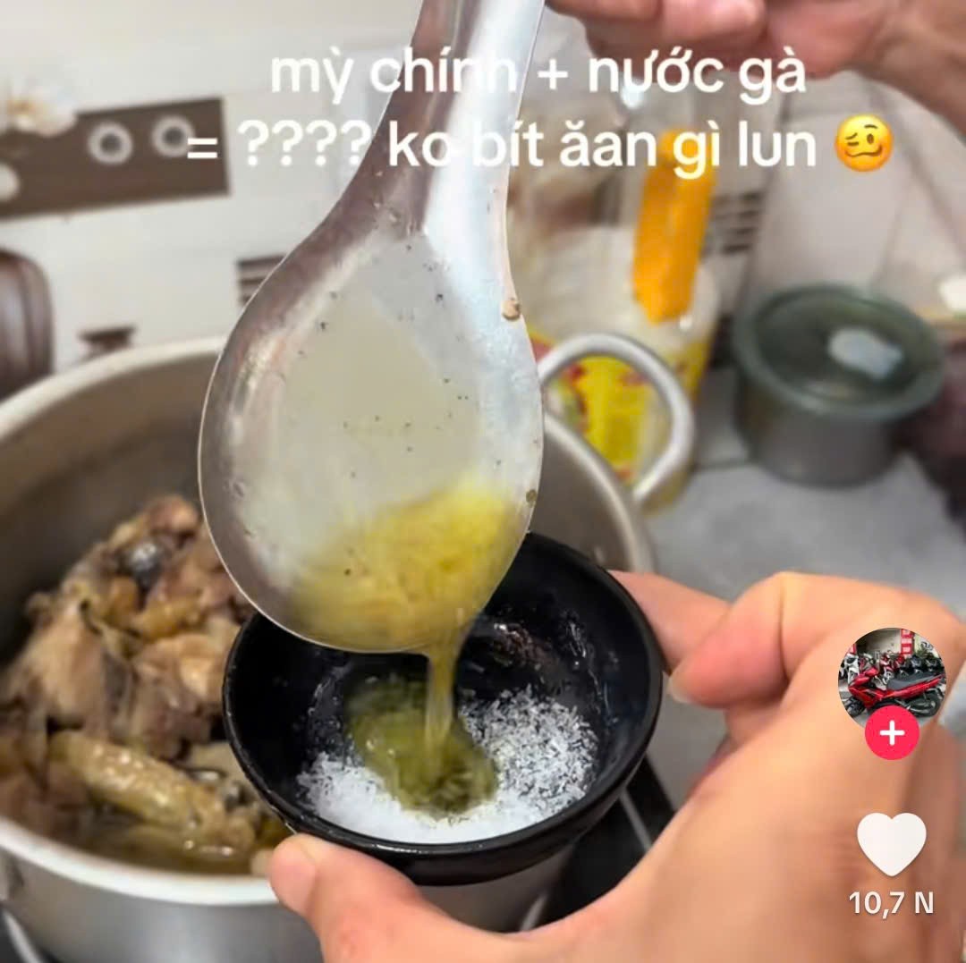 Xôn xao mì chính trộn với nước xáo gà tạo keo sợi Xôn xao mì chính trộn với nước xáo gà tạo keo sợi