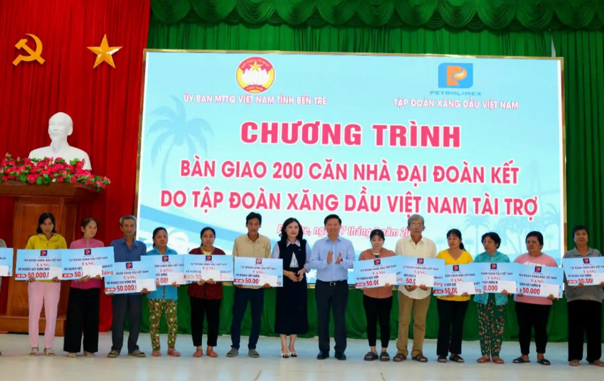 Bà Nguyễn Thị Châu Uyên - Giám đốc Công ty TNHH MTV Xăng dầu Bến Tre - trao bảng tượng trưng tặng nhà cho hộ dân tại chương trình. Bà Nguyễn Thị Châu Uyên - Giám đốc Công ty TNHH MTV Xăng dầu Bến Tre - trao bảng tượng trưng tặng nhà cho hộ dân tại chương trình.