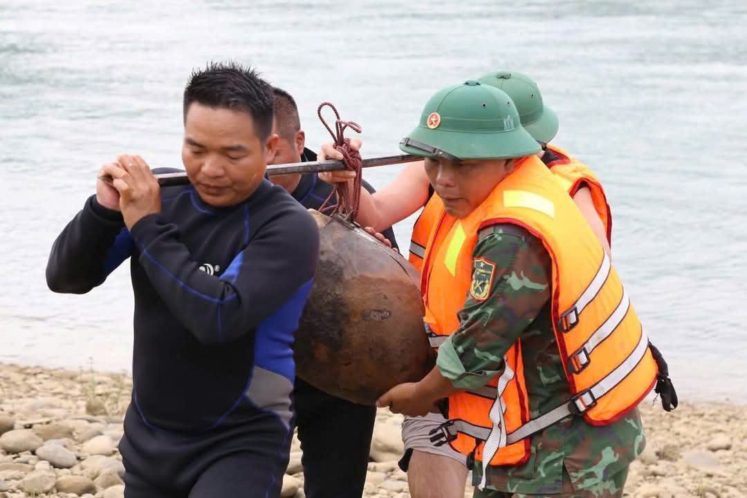 Lực lượng công binh trục vớt bom mìn Lực lượng công binh trục vớt bom mìn