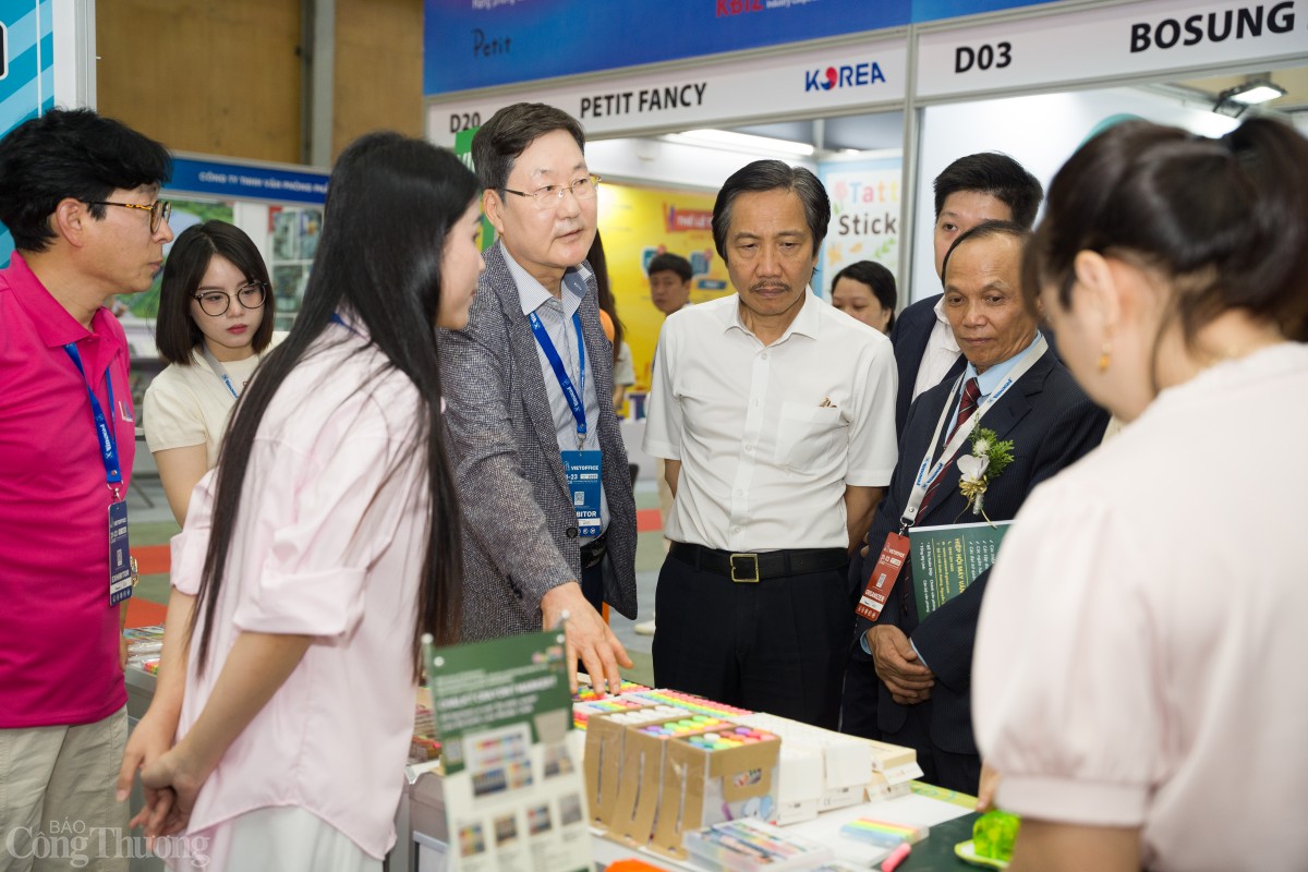 Các đại biểu tham quan các gian hàng triển lãm. Ảnh: Hoa Quỳnh