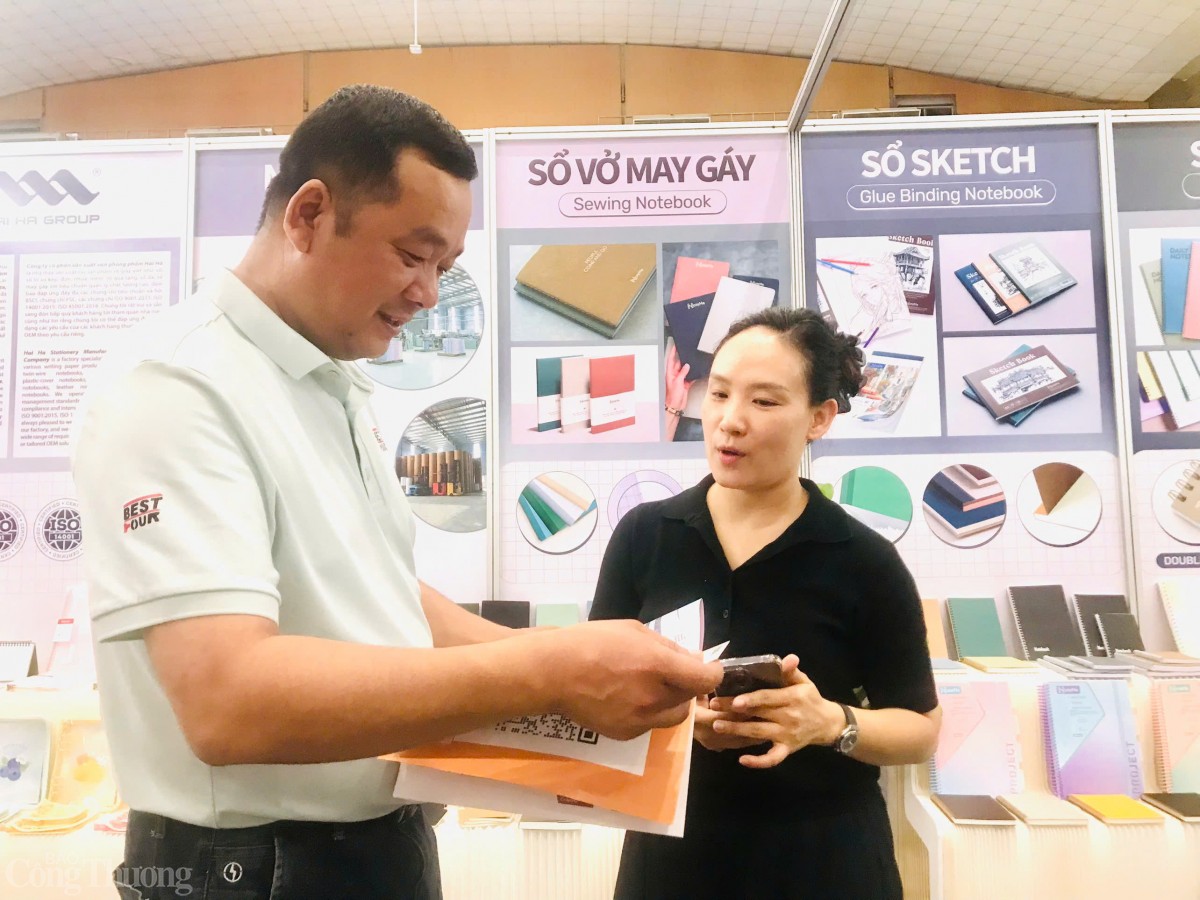 Các doanh nghiệp giao lưu, tìm kiếm cơ hội kinh doanh tại triển lãm. Ảnh: Hoa Quỳnh