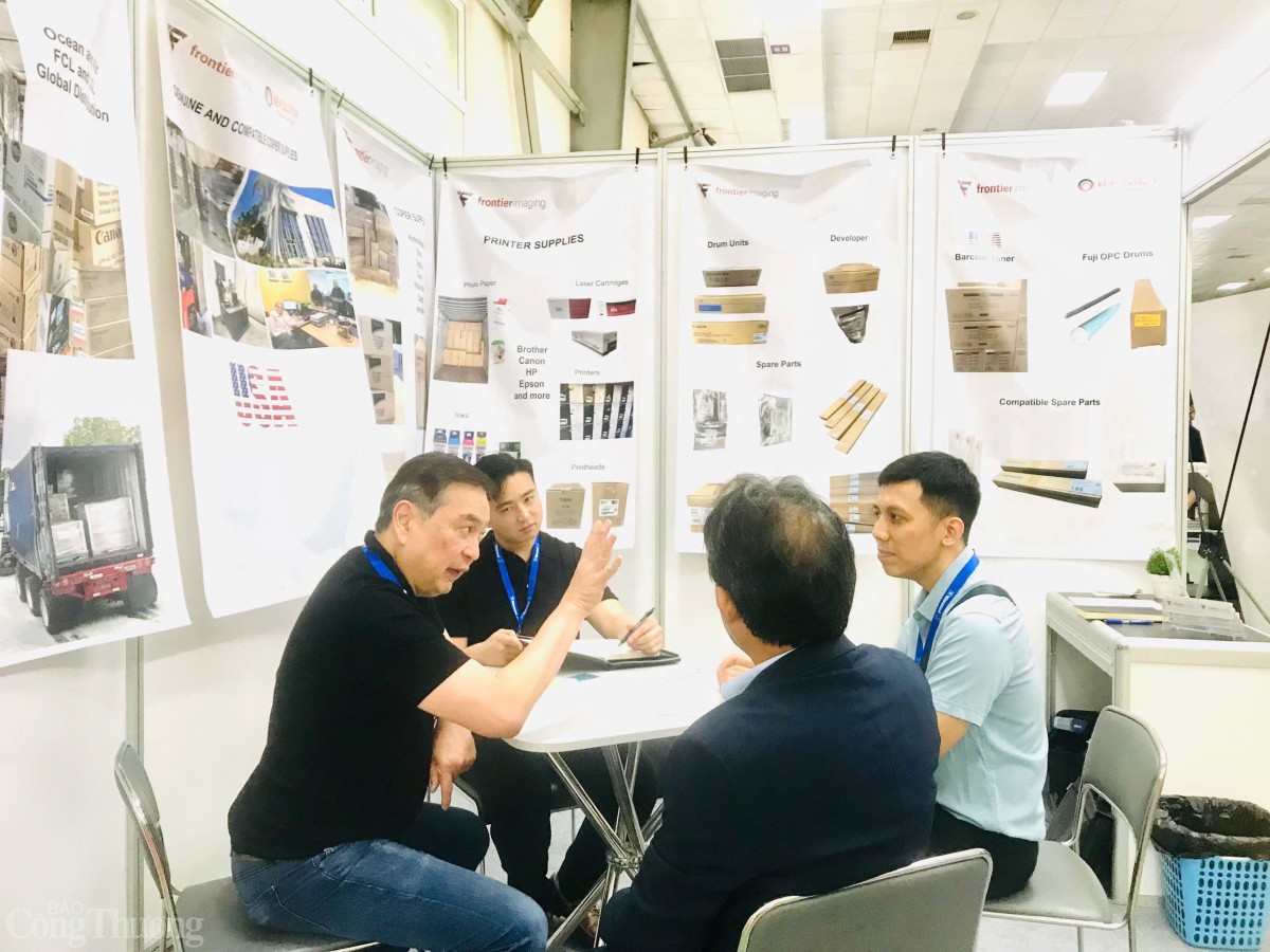 Các doanh nghiệp giao lưu, tìm kiếm cơ hội kinh doanh tại triển lãm. Ảnh: Hoa Quỳnh