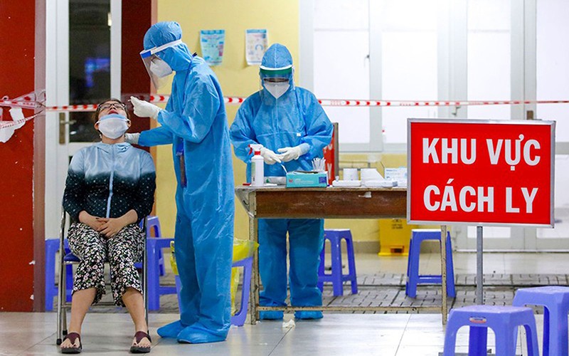 Lực lượng y tế lấy mẫu cho người dân tại điểm cách ly tập trung quận Bình Tân, TP Hồ Chí Minh. Ảnh: NGUYỆT NHI Lực lượng y tế lấy mẫu cho người dân tại điểm cách ly tập trung quận Bình Tân, TP Hồ Chí Minh. Ảnh: NGUYỆT NHI