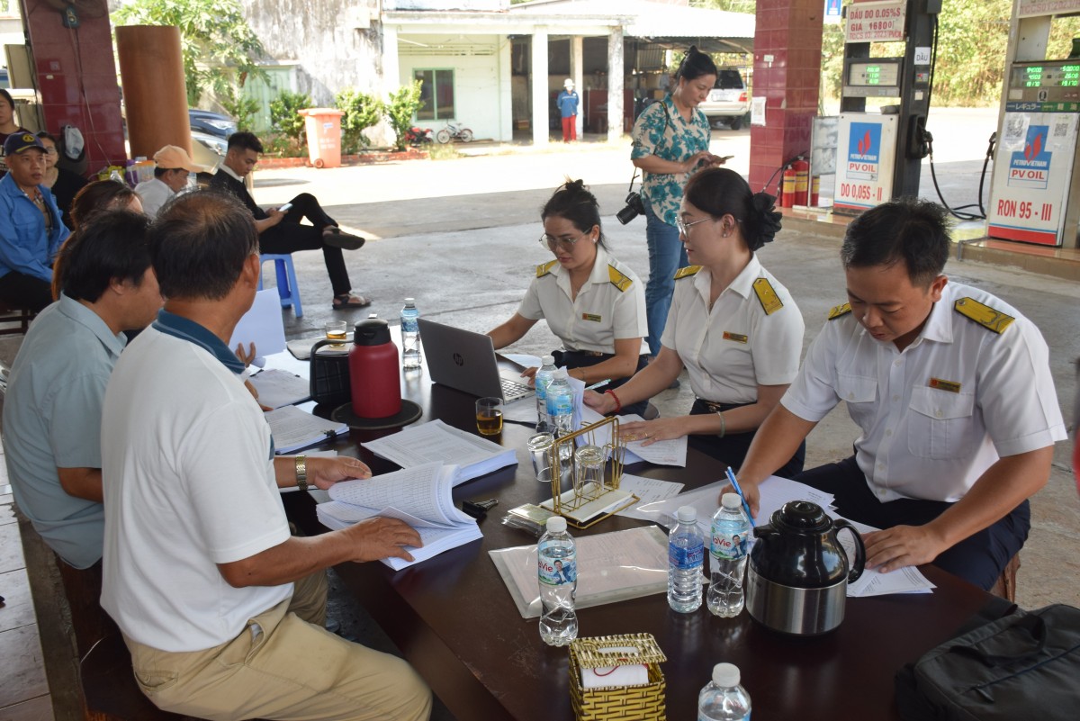 Đoàn thực hiện kiểm tra tại cửa hàng xăng dầu số 7 thuộc Công ty TNHH Hà Lộc Đoàn thực hiện kiểm tra tại cửa hàng xăng dầu số 7 thuộc Công ty TNHH Hà Lộc