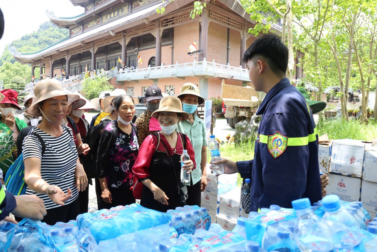 Cung rước Xá lợi đức Phật về Chùa Bái Đính