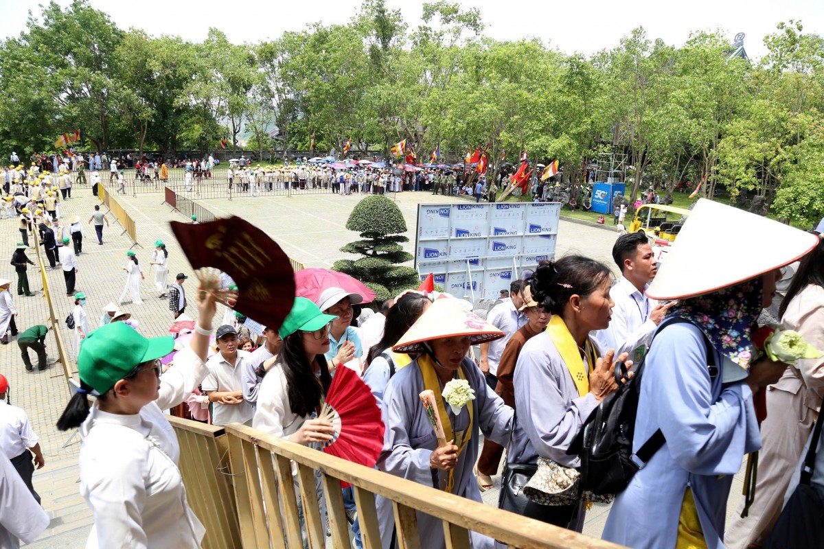 Cung rước Xá lợi đức Phật về Chùa Bái Đính