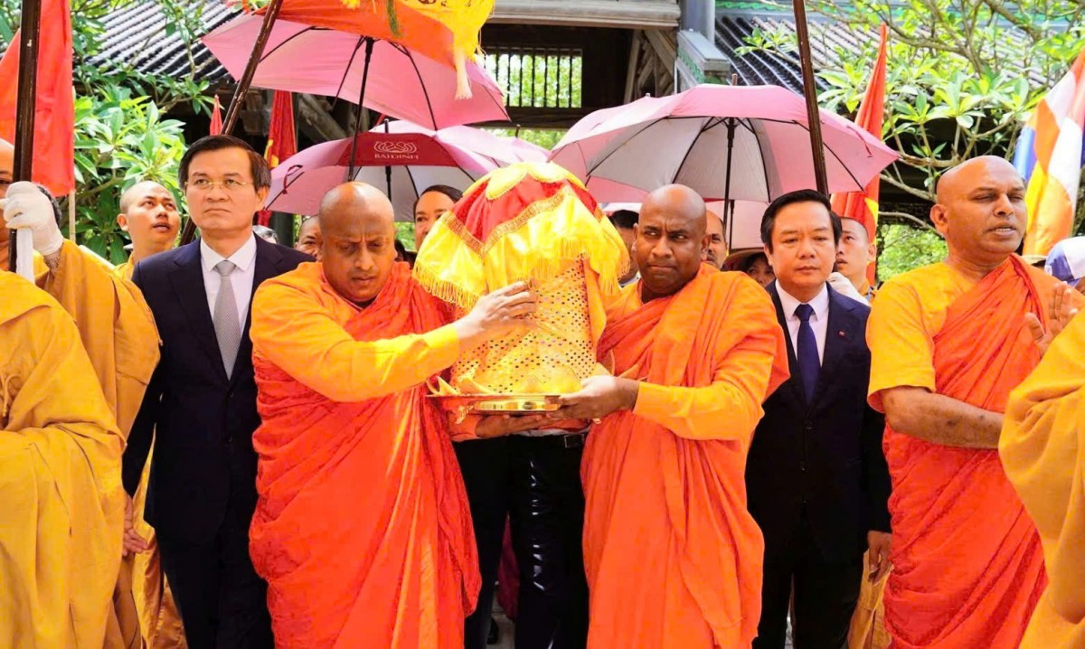 Cung rước Xá lợi đức Phật về Chùa Bái Đính