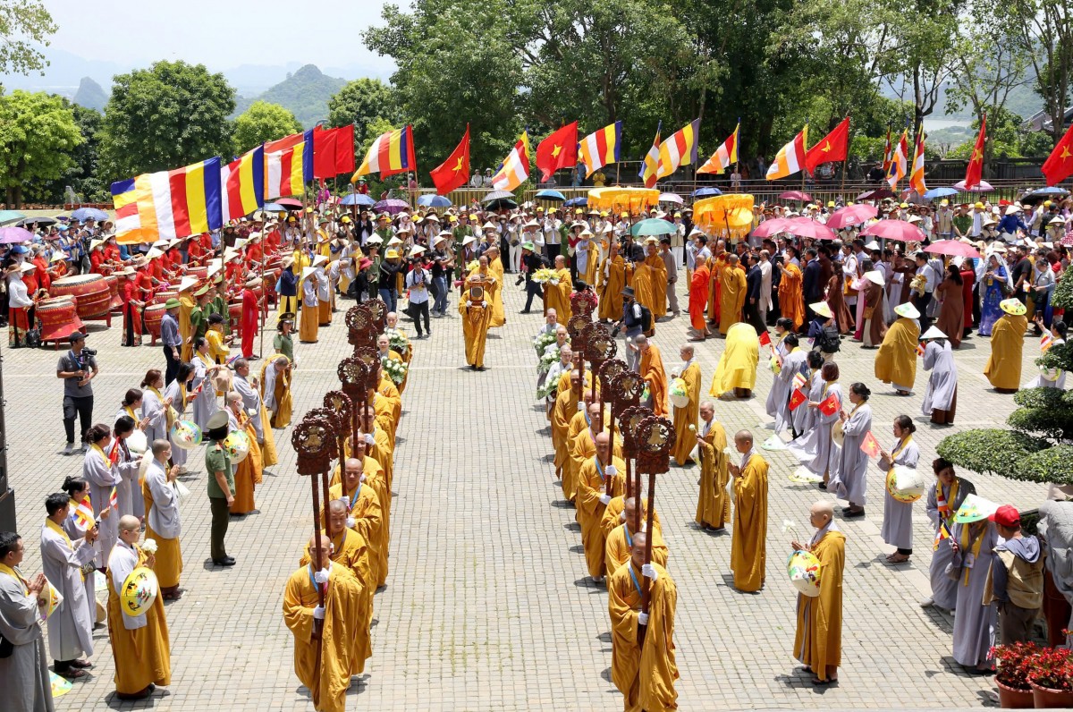 Cung rước Xá lợi đức Phật về Chùa Bái Đính