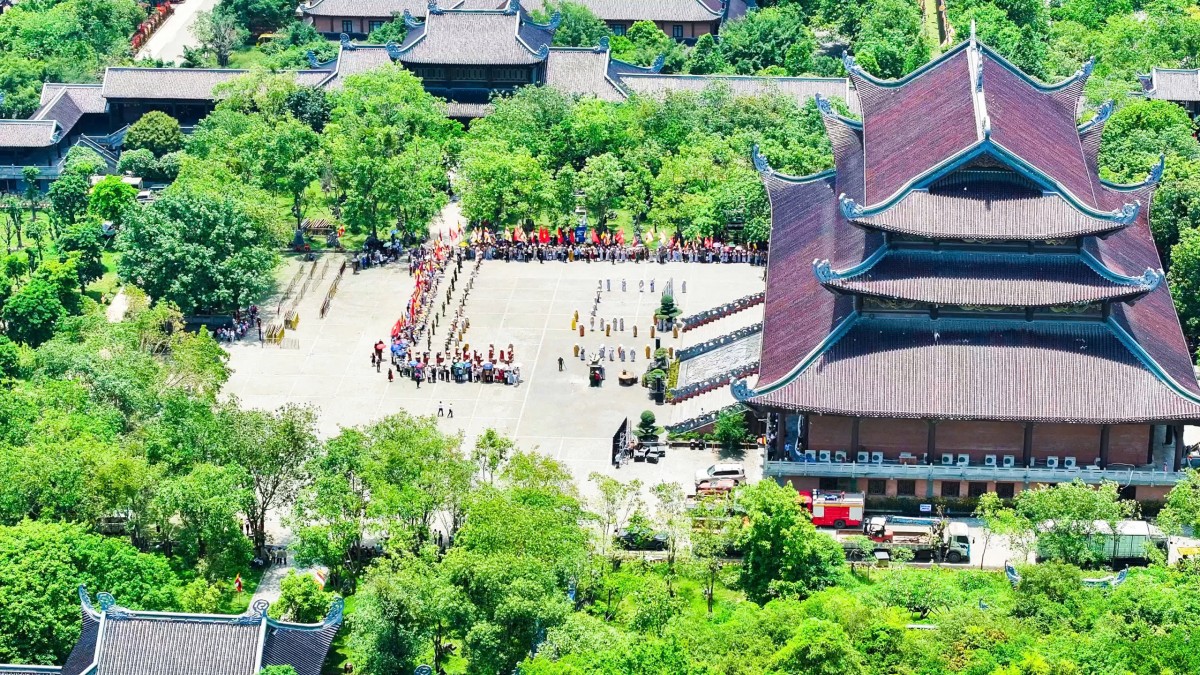 Cung rước Xá lợi đức Phật về Chùa Bái Đính