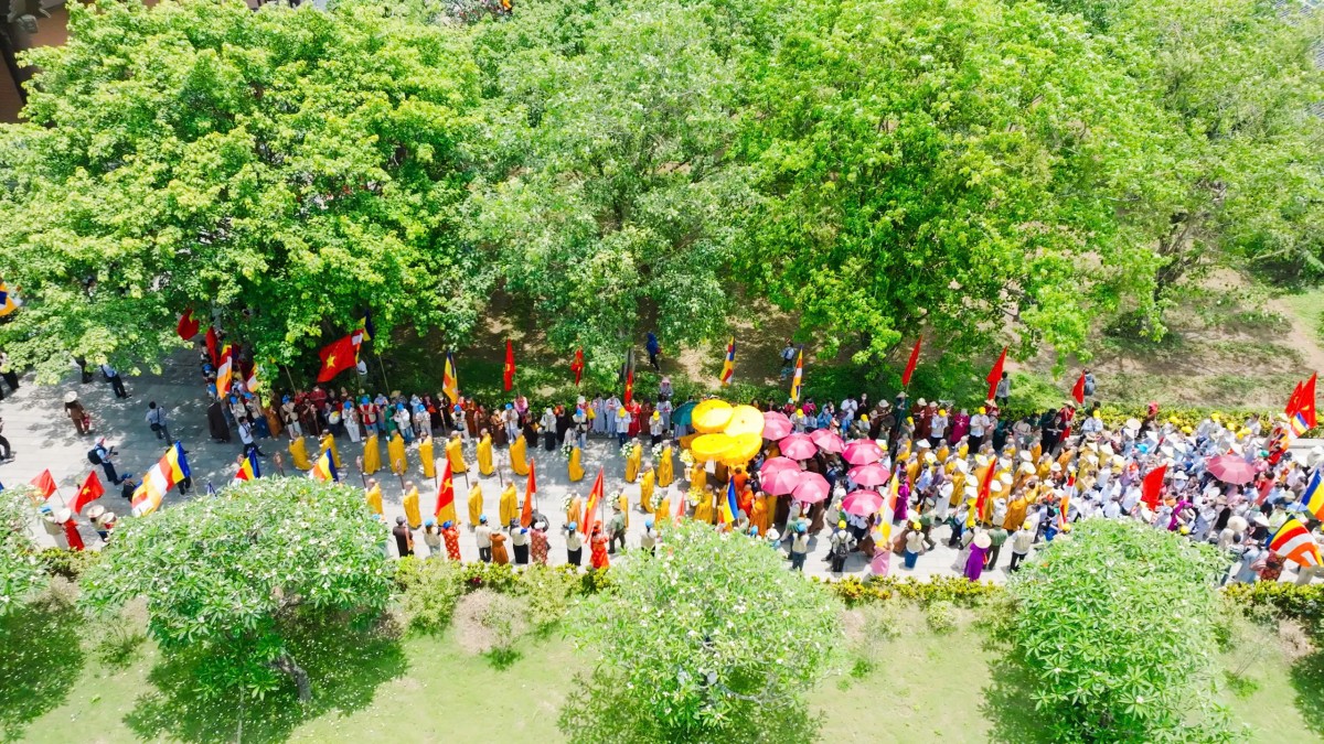 Cung rước Xá lợi đức Phật về Chùa Bái Đính