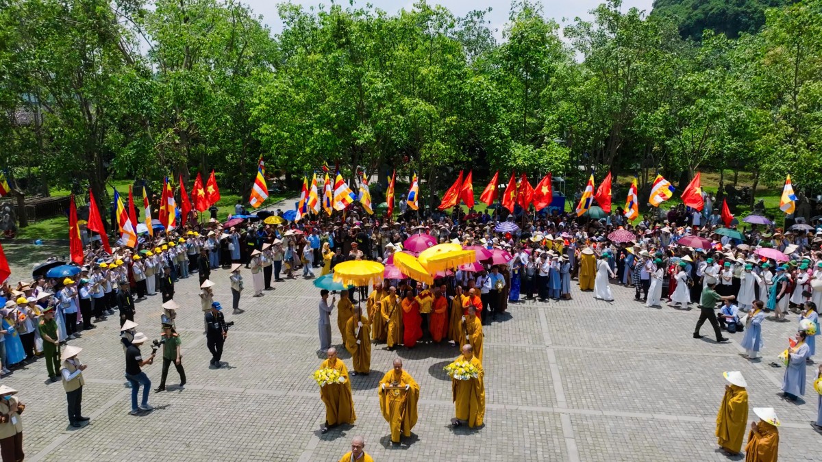 Cung rước Xá lợi đức Phật về Chùa Bái Đính