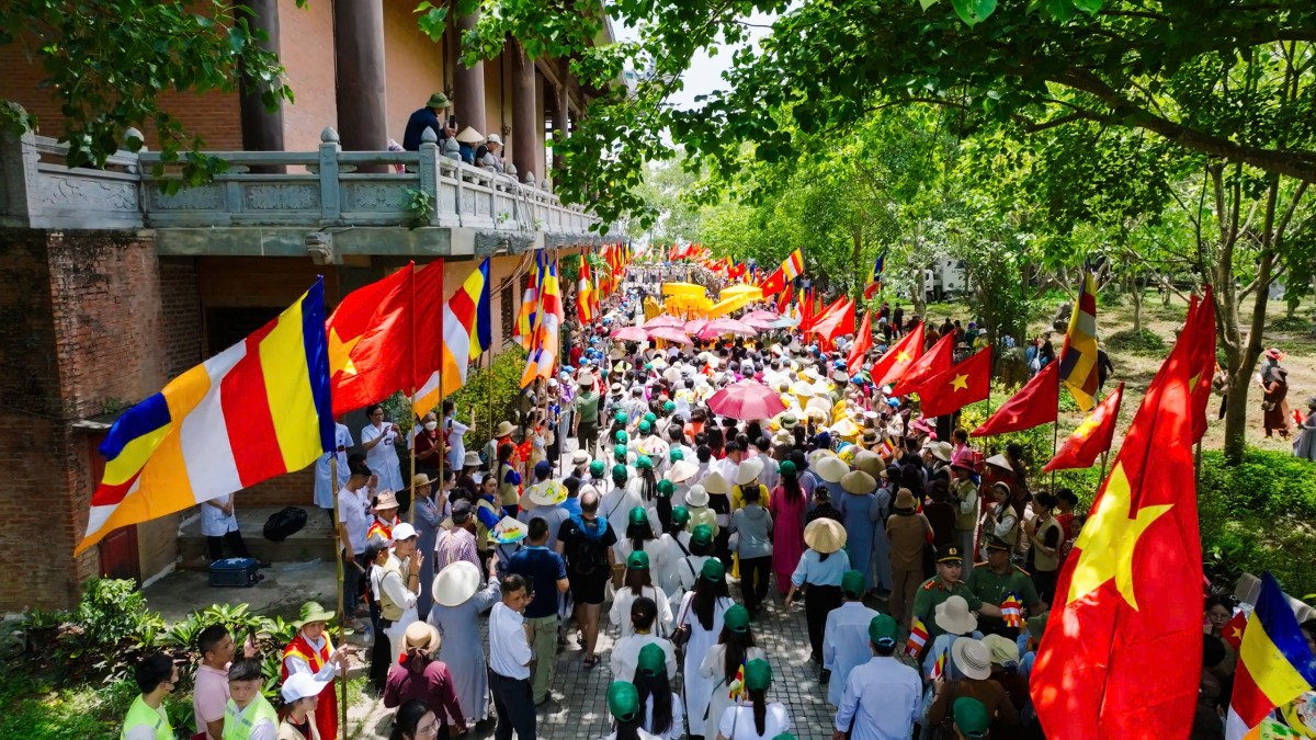 Cung rước Xá lợi đức Phật về Chùa Bái Đính