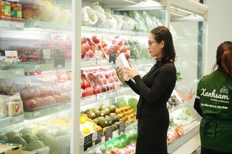 Người dùng ngày càng thích sử dụng sản phẩm hữu cơ nhờ xu hướng tiêu dùng ưu tiên an toàn và chất lượng. Ảnh: Nguyễn Thanh Người dùng ngày càng thích sử dụng sản phẩm hữu cơ nhờ xu hướng tiêu dùng ưu tiên an toàn và chất lượng. Ảnh: Nguyễn Thanh