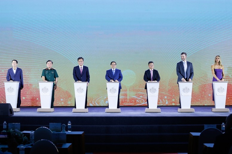 Thủ tướng và các đại biểu thực hiện nghi thức khởi công dự án Trump International Hưng Yên - Ảnh: VGP/Nhật Bắc Thủ tướng và các đại biểu thực hiện nghi thức khởi công dự án Trump International Hưng Yên - Ảnh: VGP/Nhật Bắc