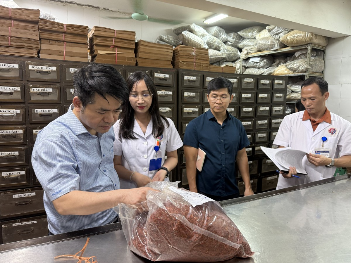 TS Trần Minh Ngọc - Phó Cục trưởng Cục Quản lý Y, Dược học cổ truyền - Trưởng đoàn kiểm tra của Cục Quản lý Y, Dược học cổ truyền kiểm tra tại Bệnh viện đa khoa y học cổ truyền Hà Nội chiều 21/5.