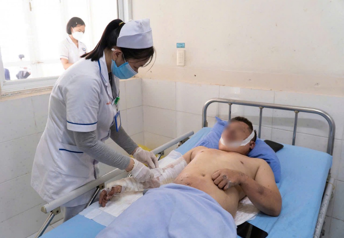 Chăm sóc y tế cho nạn nhân trong vụ nổ nhà máy nam châm ở Quảng Nam tại Bệnh viện Đa khoa Trung ương Quảng Nam Chăm sóc y tế cho nạn nhân trong vụ nổ nhà máy nam châm ở Quảng Nam tại Bệnh viện Đa khoa Trung ương Quảng Nam