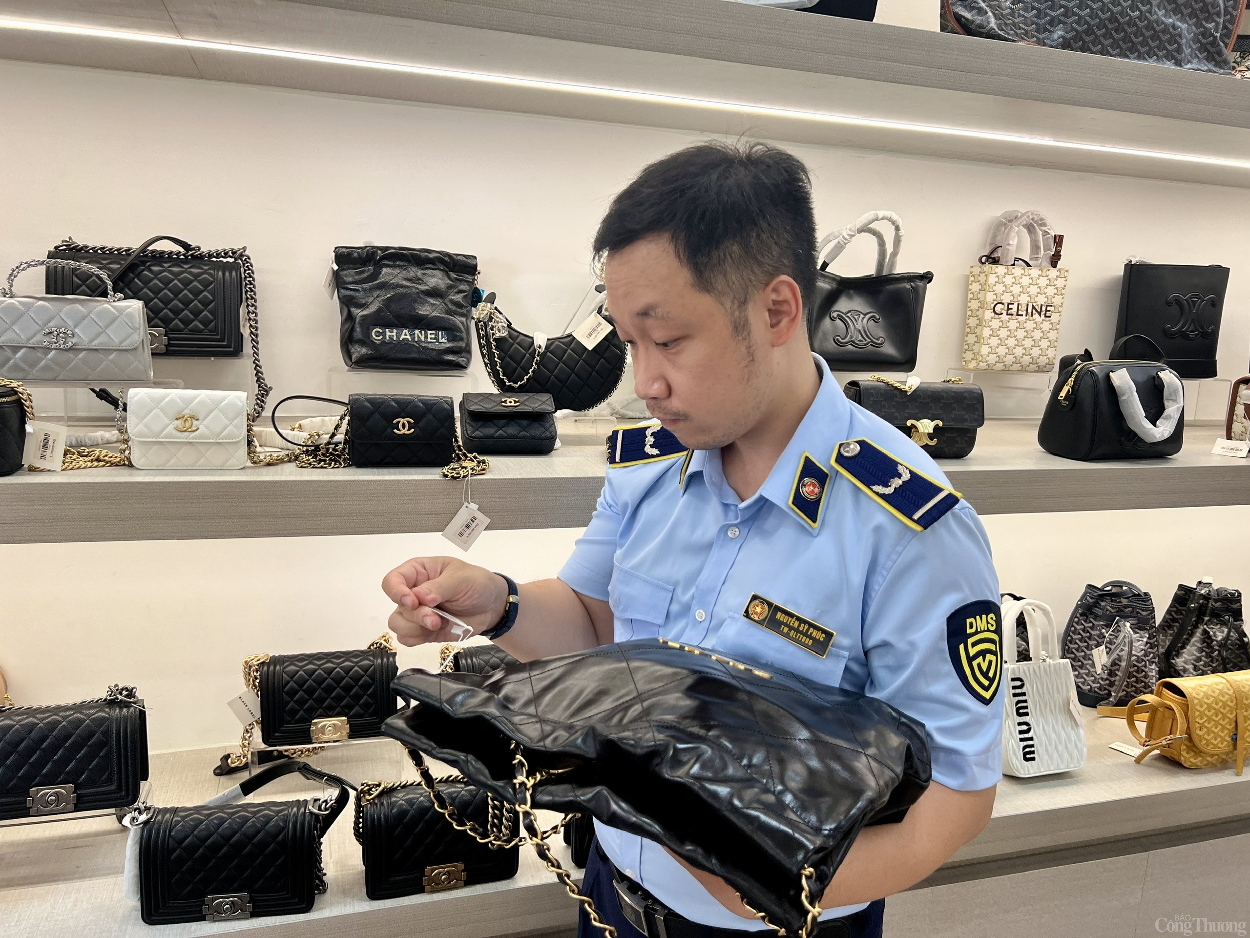 Cửa hàng tuyến phố du lịch tại Đà Nẵng bán hàng giả