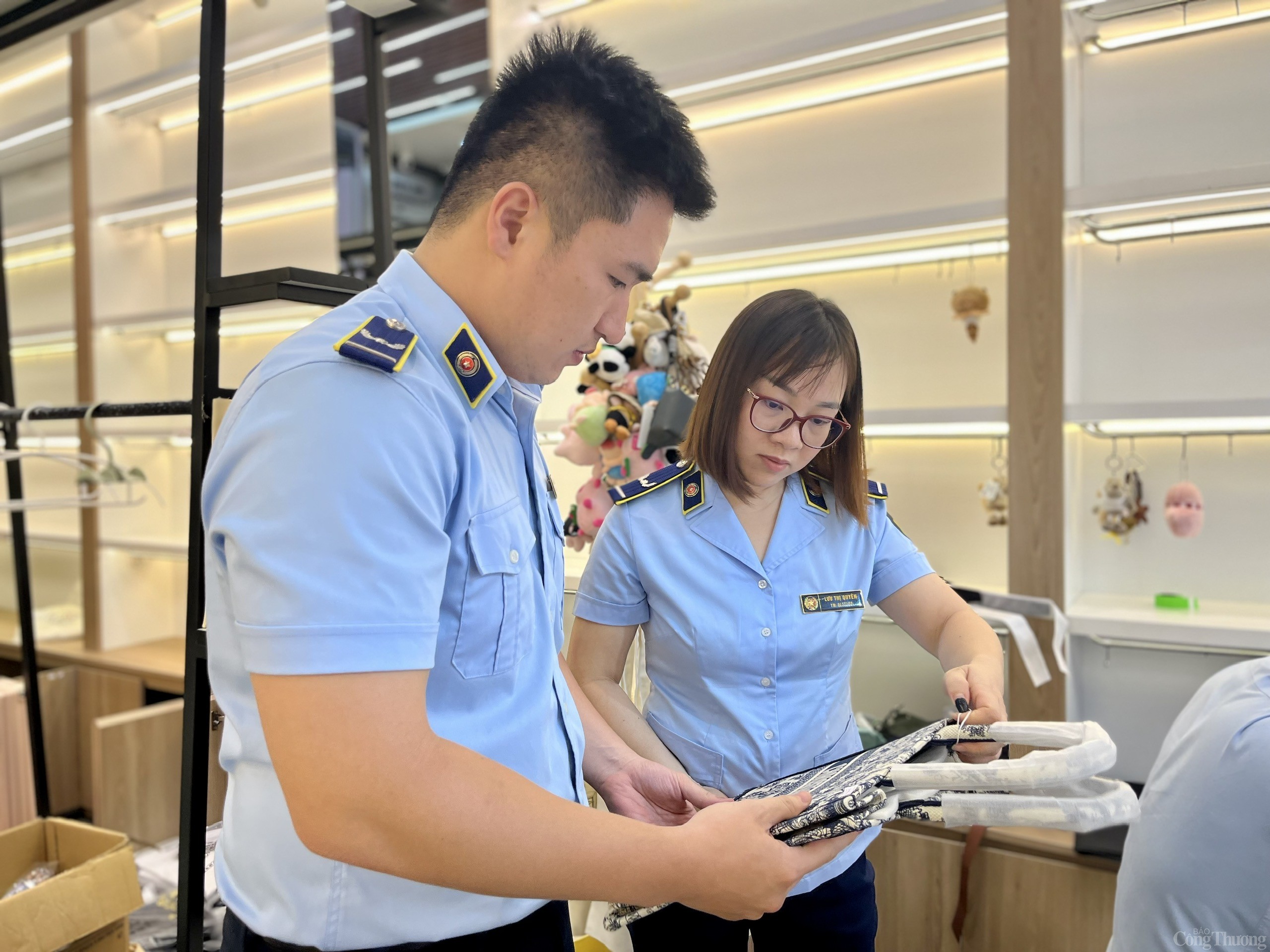 Cửa hàng tuyến phố du lịch tại Đà Nẵng bán hàng giả