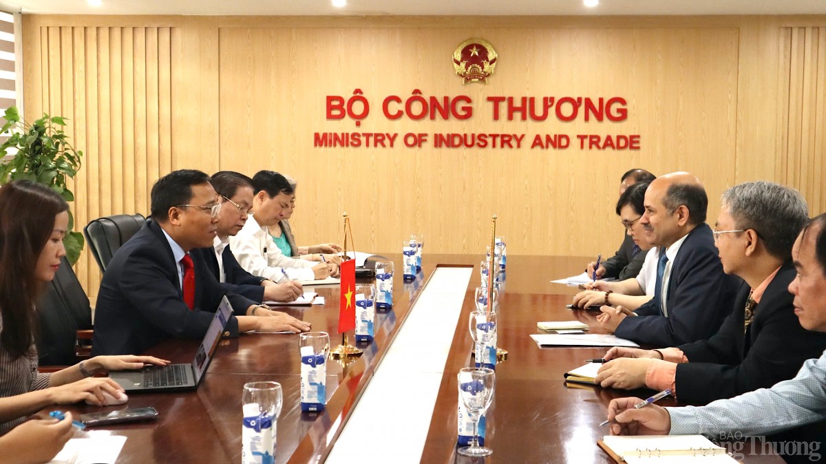 Thứ trưởng Nguyễn Hoàng Long tiếp và làm việc với Đại sứ Ấn Độ tại Việt Nam
