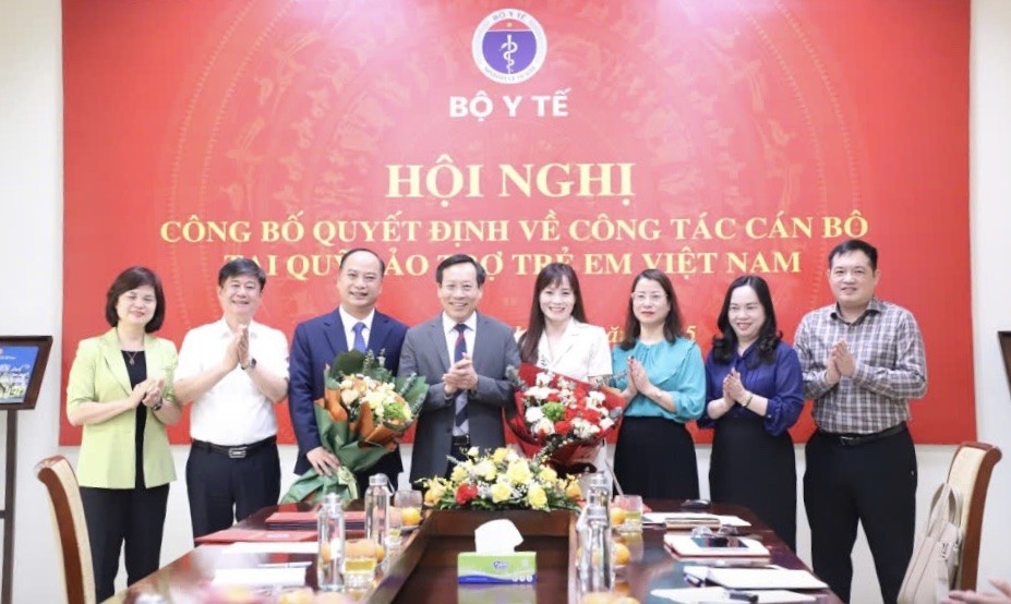 Thứ trưởng Bộ Y tế Lê Đức Luận chúc mừng các đồng chí nhận quyết định bổ nhiệm. Thứ trưởng Bộ Y tế Lê Đức Luận chúc mừng các đồng chí nhận quyết định bổ nhiệm.