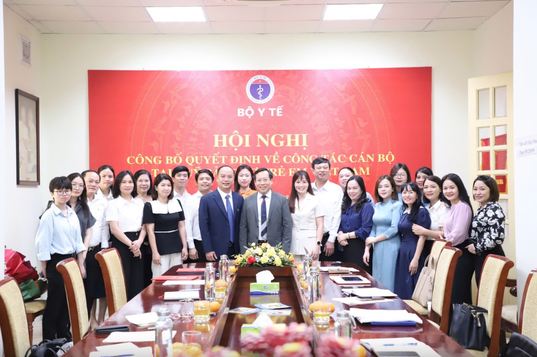 Thứ trưởng Bộ Y tế Lê Đức Luận, đại diện lãnh đạo các đơn vị của Bộ Y tế và tập thể Quỹ và Bảo trợ trẻ em Việt Nam Thứ trưởng Bộ Y tế Lê Đức Luận, đại diện lãnh đạo các đơn vị của Bộ Y tế và tập thể Quỹ và Bảo trợ trẻ em Việt Nam