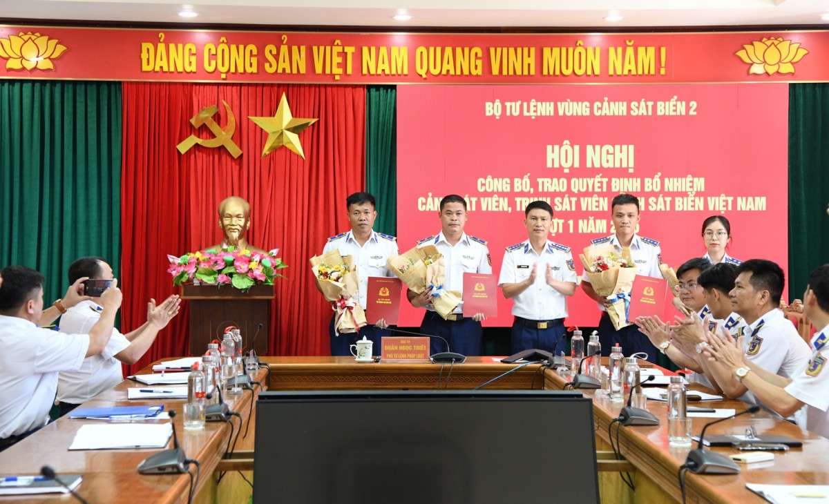 Vùng Cảnh sát biển 2 trao quyết định bổ nhiệm nhân sự