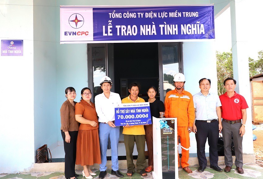 undefined Lễ bàn giao nhà tình nghĩa cho hộ gia đình Phan Sỹ Quỳnh, xã Quảng Thành, thành phố Gia Nghĩa