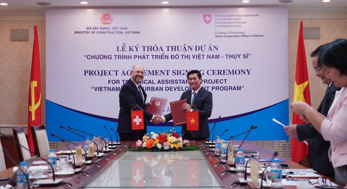 Thứ trưởng Bộ Xây dựng Nguyễn Tường Văn và Đại sứ Thụy Sĩ tại Việt Nam Thomas Gass ký kết thỏa thuận dự án Chương trình phát triển đô thị Việt Nam - Thụy Sĩ. Thứ trưởng Bộ Xây dựng Nguyễn Tường Văn và Đại sứ Thụy Sĩ tại Việt Nam Thomas Gass ký kết thỏa thuận dự án Chương trình phát triển đô thị Việt Nam - Thụy Sĩ.