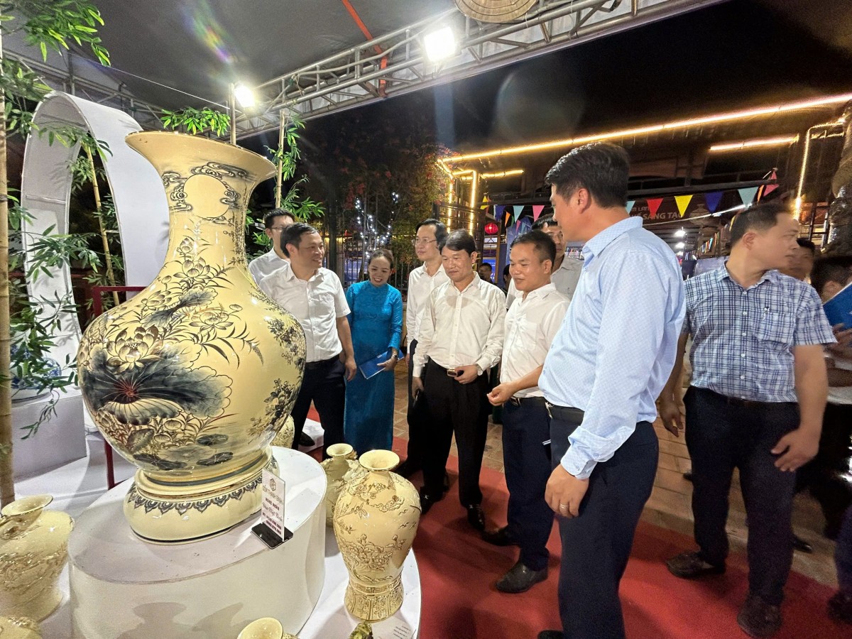 Lãnh đạo Sở Công Thương thăm qua các mô hình sản phẩm bền vững Lãnh đạo Sở Công Thương thăm qua các mô hình sản phẩm bền vững
