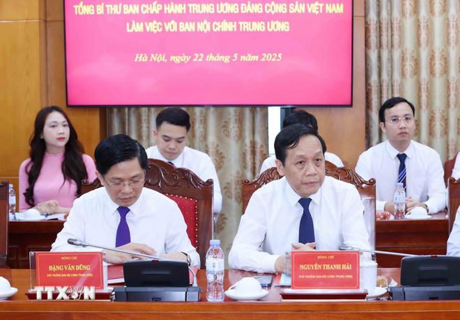 Các đồng chí lãnh đạo Ban Nội chính Trung ương tham dự buổi làm việc. (Ảnh: Phương Hoa/TTXVN) ttxvn-tong-bi-thu-to-lam-lam-viec-voi-ban-noi-chinh-trung-uong-8047899-3-400.jpg