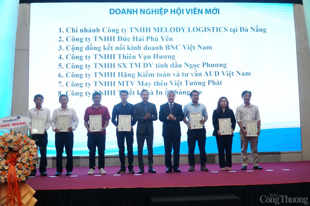 Trao chứng nhận cho các hội viên mới của VCCI miền Trung, Tây Nguyên Trao chứng nhận cho các hội viên mới của VCCI miền Trung, Tây Nguyên