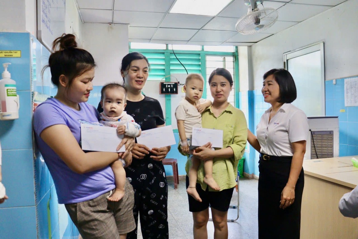 Tặng quà cho trẻ em có hoàn cảnh khó khăn