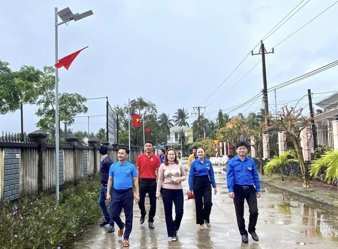 Không chỉ phục vụ chiếu sáng, những công trình này còn góp phần quan trọng vào giữ gìn an ninh trật tự, bảo đảm giao thông nông thôn. Ảnh: Thùy Linh Không chỉ phục vụ chiếu sáng, những công trình này còn góp phần quan trọng vào giữ gìn an ninh trật tự, bảo đảm giao thông nông thôn. Ảnh: Thùy Linh