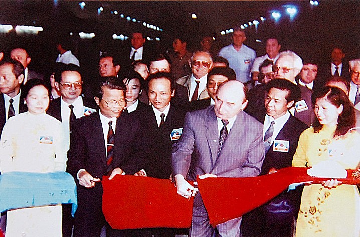 Phó Thủ tướng Trần Đức Lương (hàng đầu, thứ hai từ trái sang) cắt băng khởi động tổ máy số 8 Thủy điện Hòa Bình (năm 1994). Nguồn: Sách Hòa Bình – Ánh điện không bao giờ tắt Phó Thủ tướng Trần Đức Lương (hàng đầu, thứ hai từ trái sang) cắt băng khởi động tổ máy số 8 Thủy điện Hòa Bình (năm 1994). Nguồn: Sách Hòa Bình – Ánh điện không bao giờ tắt